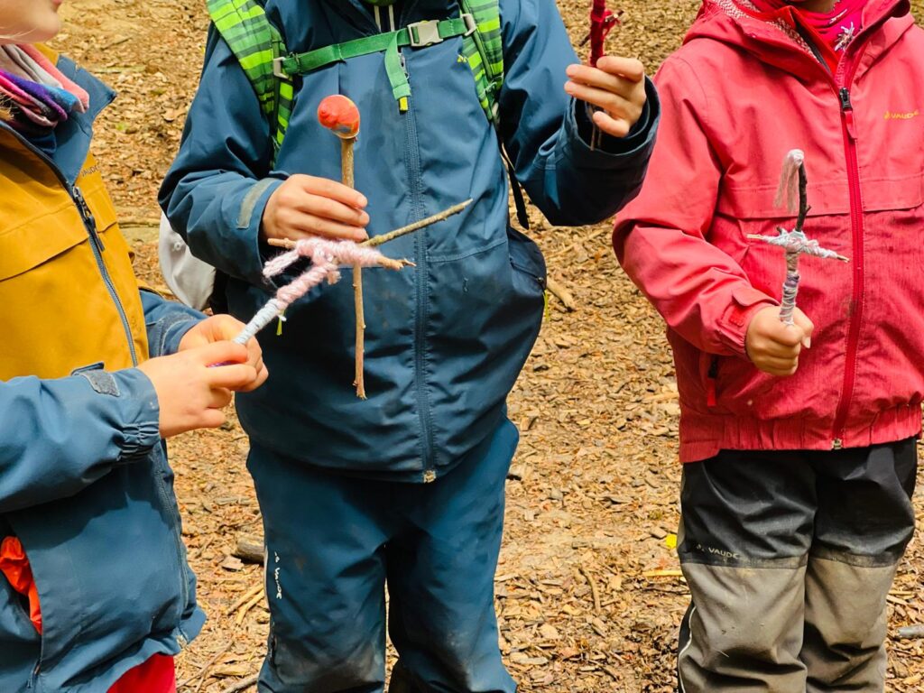 Die Vorschulkinder mit ihren gebastelten Stockmaennern
