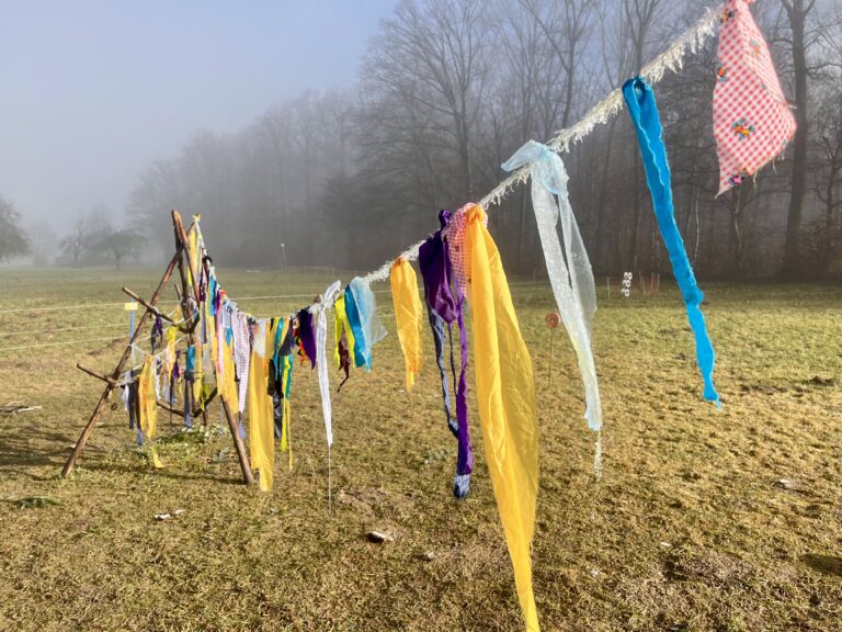 Schnur mit buten Tuechern als faschingsdeko