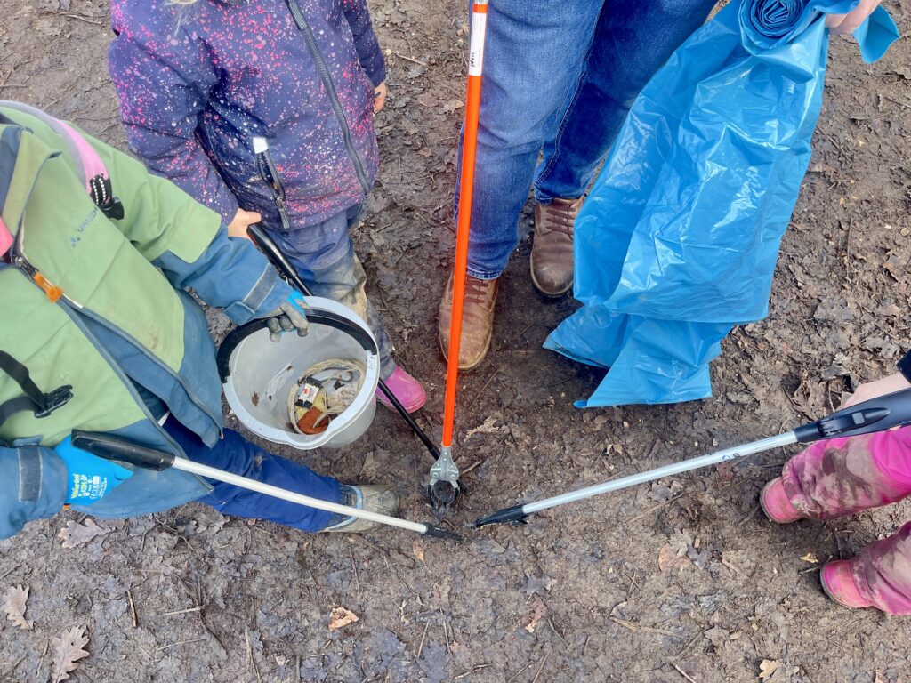 Kinder mit Müllzangen