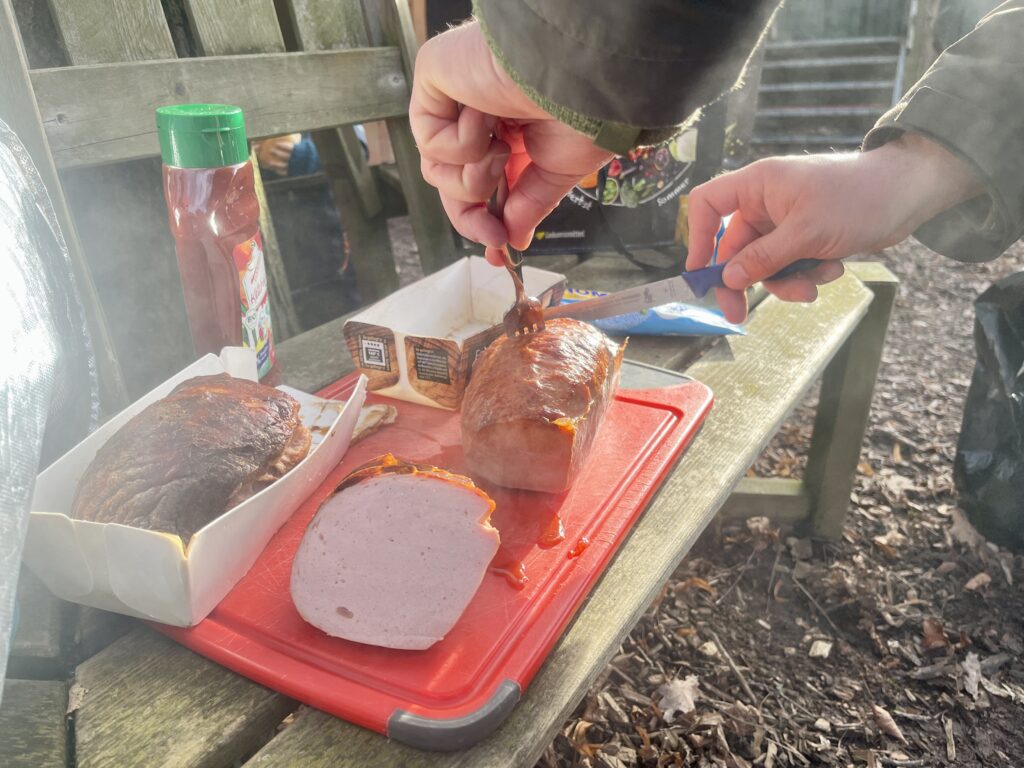 Leberkaese wird angeschnitten