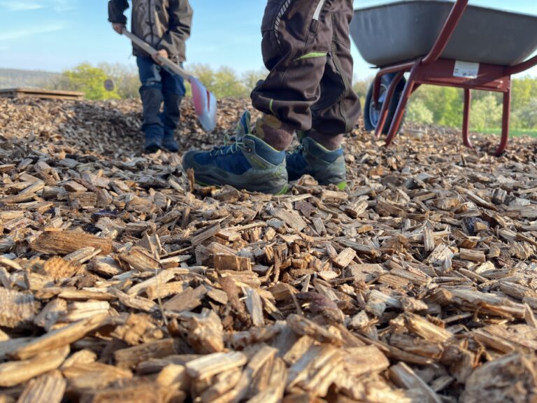 Hackschnitzen mit Schaufel und Scubkarre