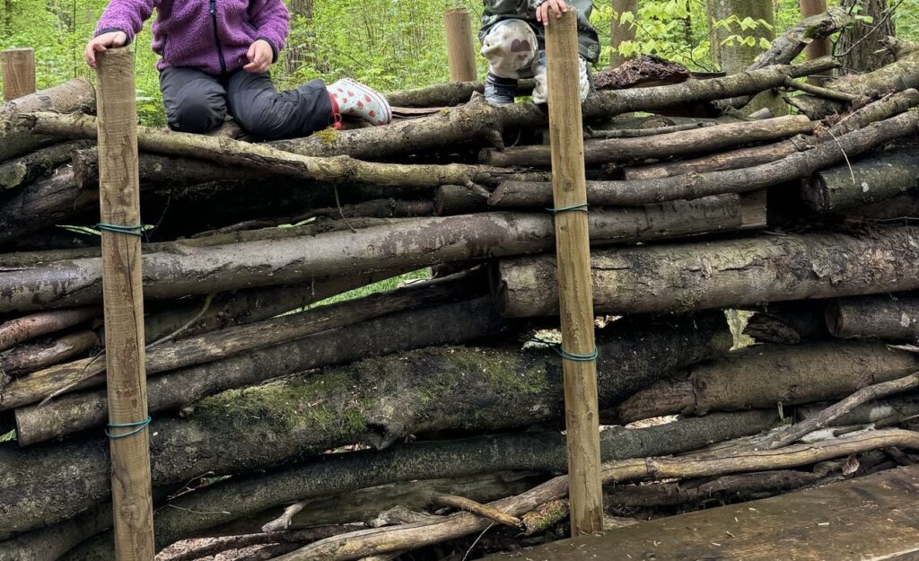 Kletternde Kinder
