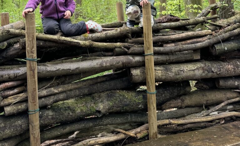 Kletternde Kinder